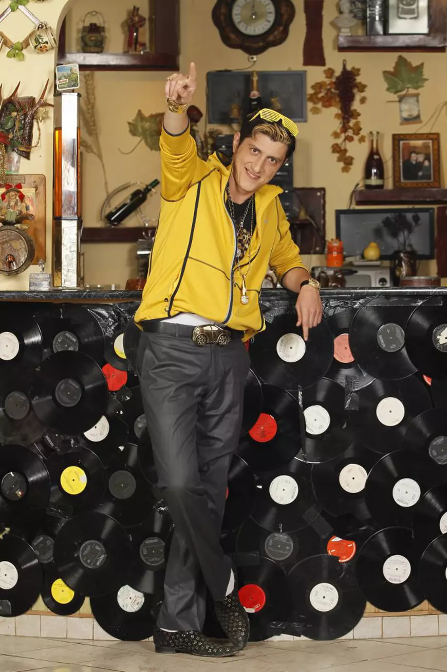 Giani din Las Fierbinți are lanțuri și haine kitsch-oase