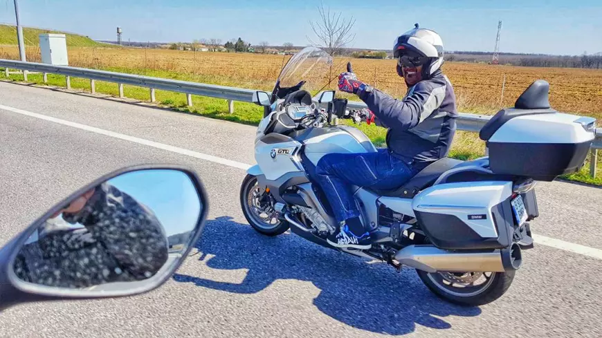 Andreea Ibacka este copilot pe motocicleta lui Cabral