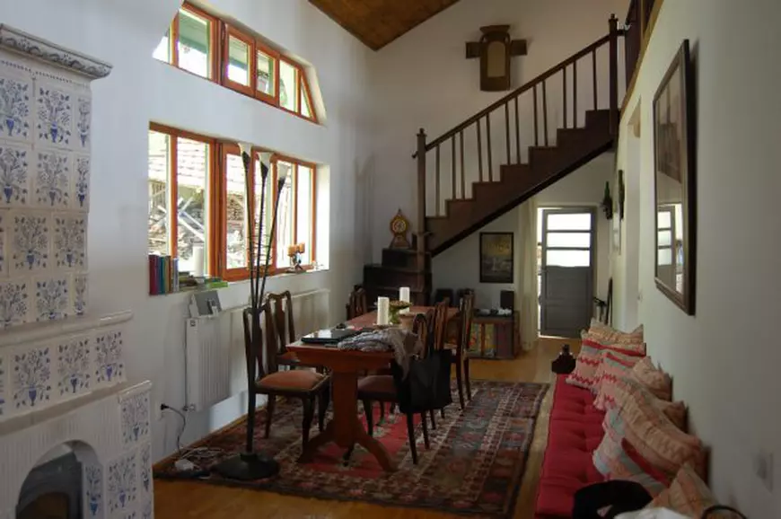 EXCLUSIV / Mama lui Ethan Hawke își vinde casa din România