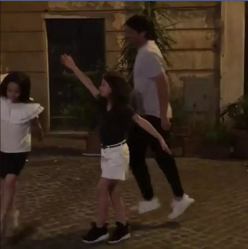 Cristi Chivu, dans pe stradă cu fetițele lui. Cât de frumos se distrează | VIDEO