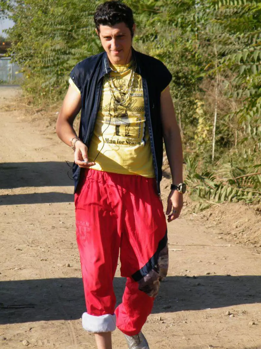 Giani din Las Fierbinți are lanțuri și haine kitsch-oase