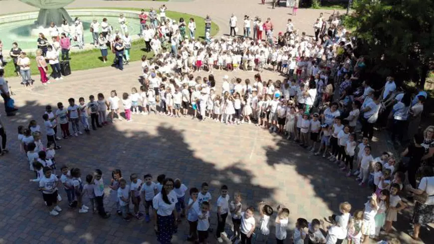 Pânză de Cartea Recordurilor, dedicată Centenarului, pictată de copii din Galaţi