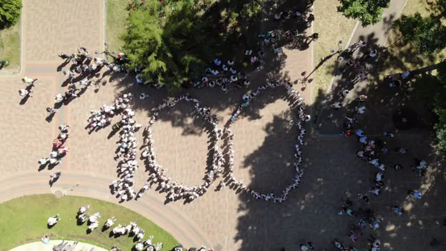 Pânză de Cartea Recordurilor, dedicată Centenarului, pictată de copii din Galaţi