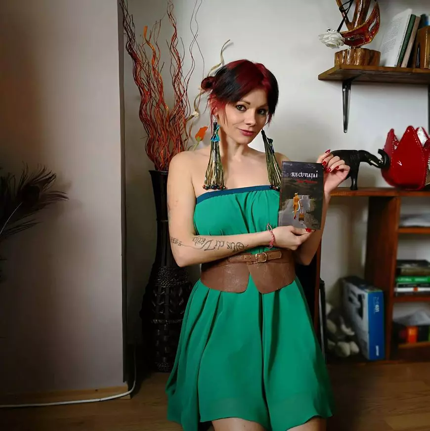 EXCLUSIV/ Scriitoare aflată la debut, Denisa Tămăslăcaru își promovează cartea biografică într-un mod inedit: dezbrăcată!