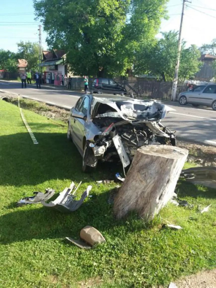 Doi copii au fost răniți pe trotuar în Vălenii de Munte