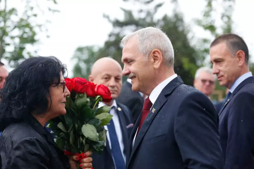 FOTOREPORTAJ: Peste 10.000 de oameni, la Buzău, de Ziua Eroilor. Jumătate au fost elevi aduși de profesori