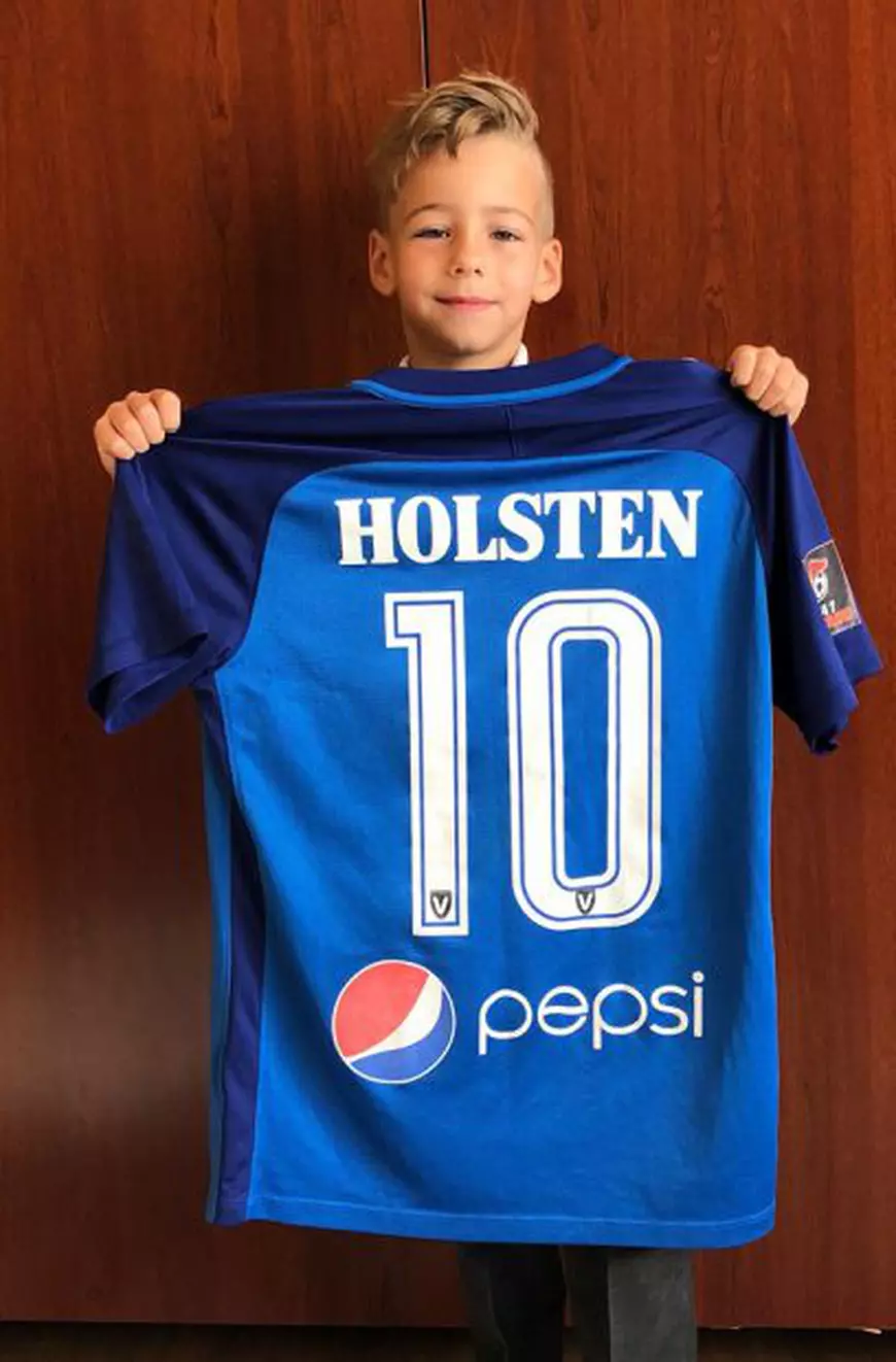 Ianis Hagi i-a dăruit tricoul de la meciul cu CFR Cluj unui copil. Cine este fericitul puști