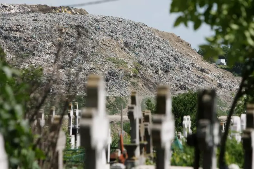 Reguli noi pentru depozitarea deșeurilor: gropi de gunoi îngrădite, porți cu sisteme de alarmare și supraveghere video, gunoaie monitorizate radiologic la intrare