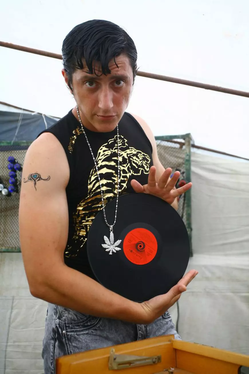 Giani din Las Fierbinți are lanțuri și haine kitsch-oase