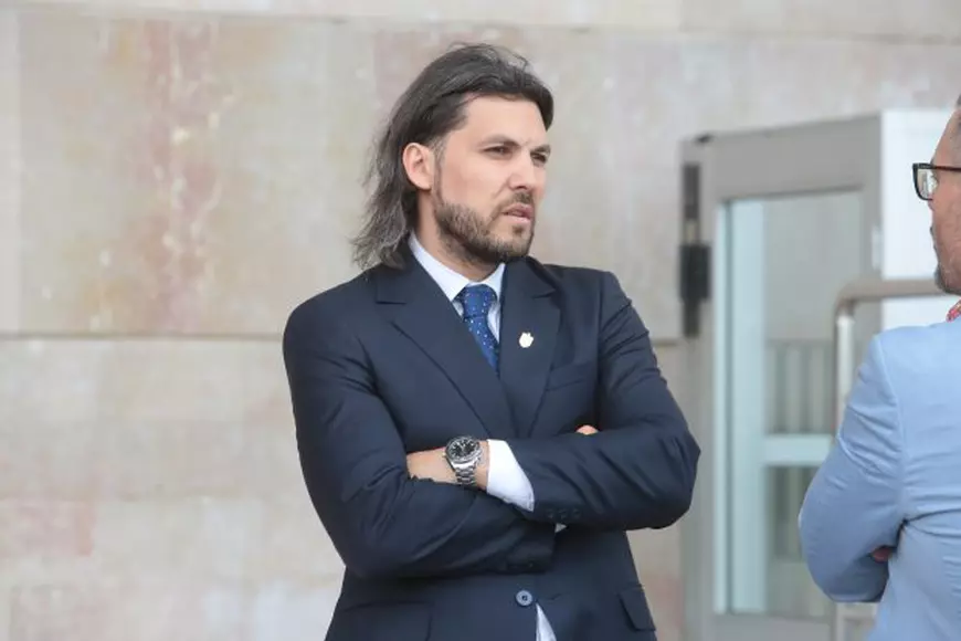 Majda Mehmedovic, în tandrețuri cu Adrian Vasile. L-a mângâiat pe plete pe”secundul” CSM-ului chiar în Salonul Oficial. Fumuri după aterizare