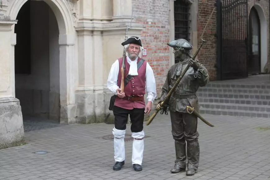 VIDEO/Soldat în Garda Cetății Alba Carolina. Cum un fost recepționer a ajuns să fie fotografiat de mii de turiști