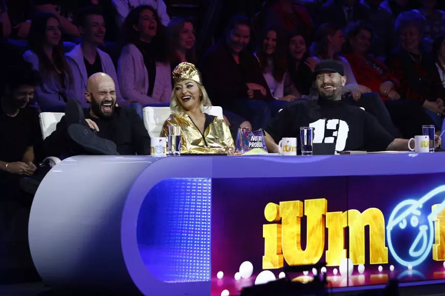 Mihai Bendeac și Cheloo, intrigați de ținuta Deliei la ”iUmor”. ”Arăți ca o bomboană de brad”