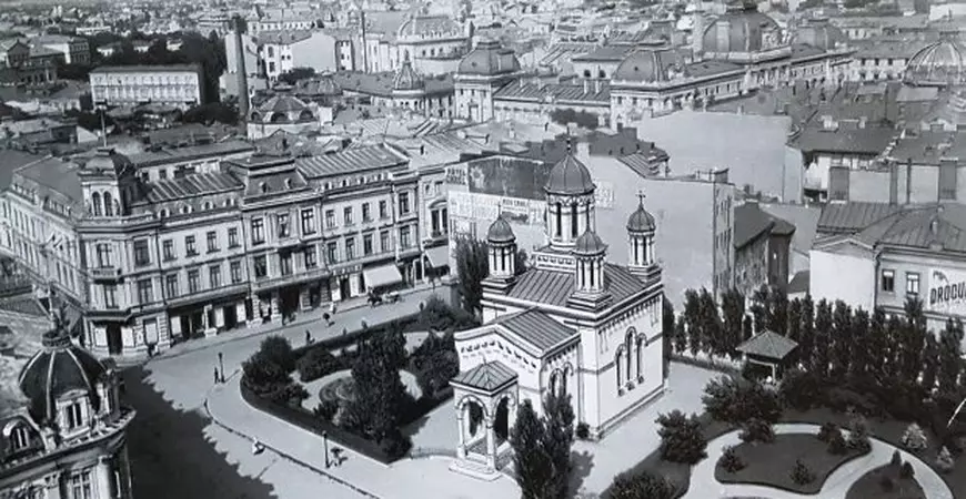 O imagine a intrării în strada Lipscani, dinspre Calea Victoriei, arată aproape identic cu cea de astăzi. A apărut doar un bloc ridicat în anii 1980 în dreapta, iar fosta Bancă Agricolă este acoperită cu plasă pentru că a instrat în renovări. Biserica Zlătari este la fel ca și acum aproape 100 de ani.