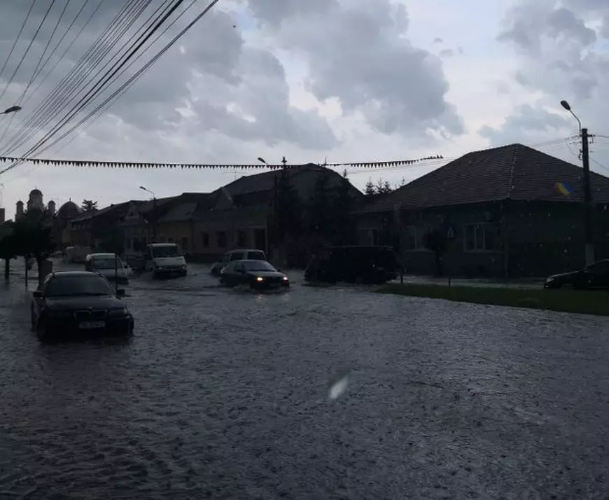 FOTO/ Șoferi blocați cu mașinile pe străzi inundate în Lugoj, în urma unei ploi torențiale