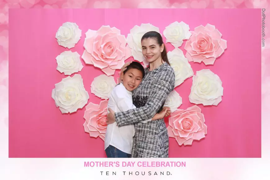 Ce fotografii a dat publicității Monica Gabor de Ziua Mamei. "Crești copiii altora"