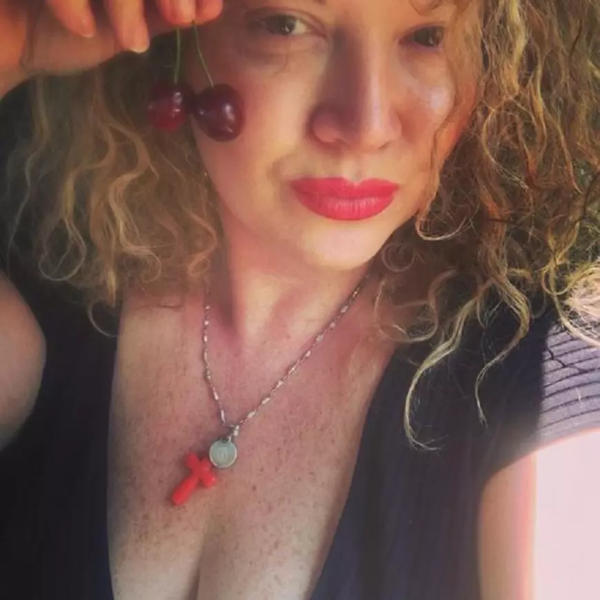 „Ești bogată”, i-a scris internautul, făcând aluzie la glumele legate de prețul mult prea mare al cireșelor. Cu toate acestea, altceva a atras atenția. Decolteul extrem de adânc ce îi scotea Oanei în evidență sânii, care nu prea mai sunt în cea mai bună formă...