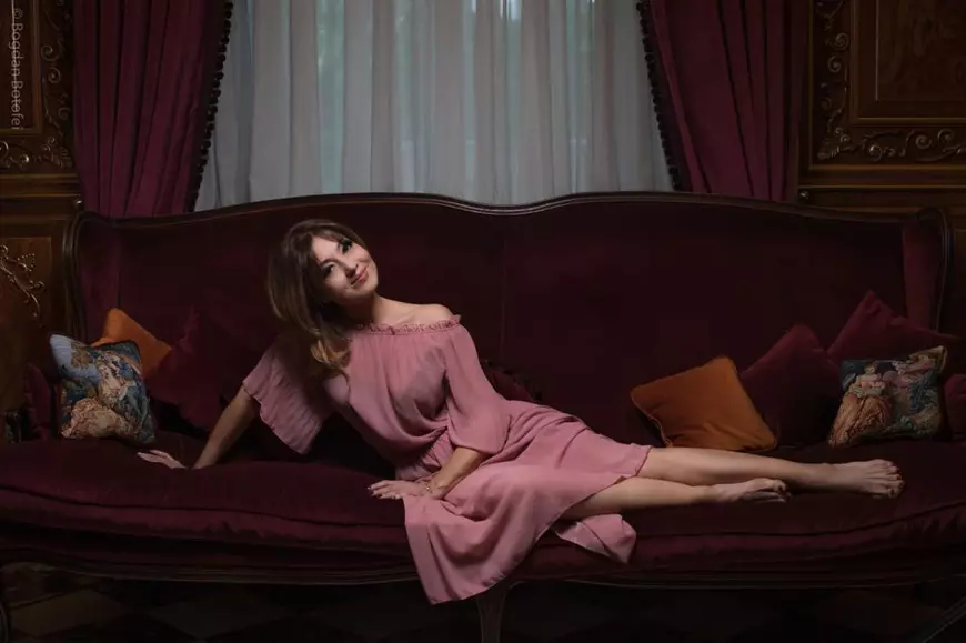 Oana Sîrbu demonstrează că senzualitatea sa e nepieritoare. A pozat sexy la 50 de ani!