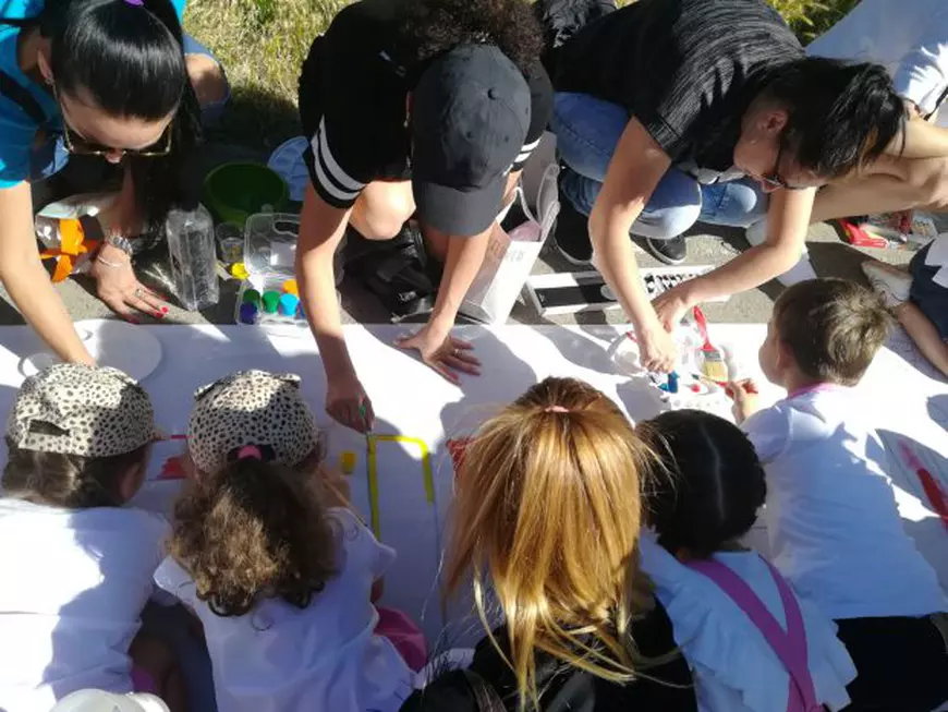 Pânză de Cartea Recordurilor, dedicată Centenarului, pictată de copii din Galaţi