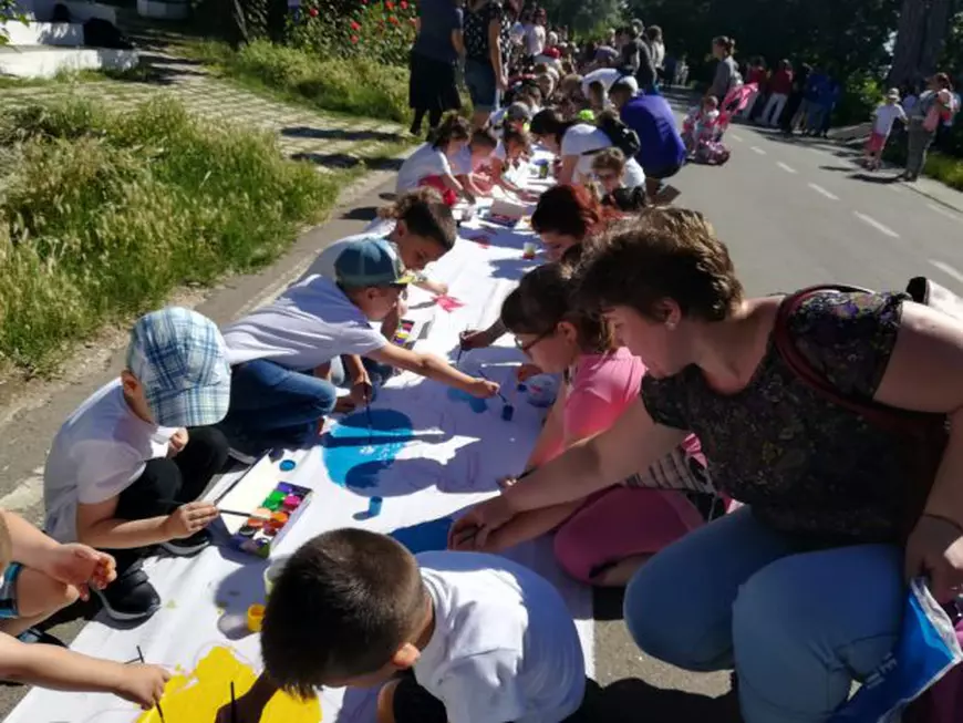 Pânză de Cartea Recordurilor, dedicată Centenarului, pictată de copii din Galaţi