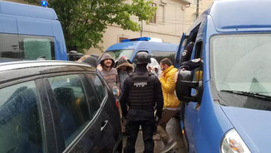 studenți, anchetați pentru trafic de droguri de DIICOT Timișoara. Mascații au descins în forță pentru a-i ridica pe suspecți