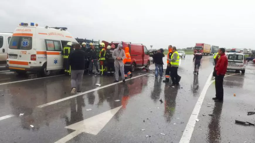 UPDATE/ Microbuz plin cu elevi implicat într-un accident pe centura orașului Lugoj, în județul Timiș. Copiii mergeau în excursie