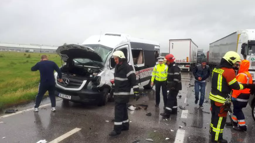 UPDATE/ Microbuz plin cu elevi implicat într-un accident pe centura orașului Lugoj, în județul Timiș. Copiii mergeau în excursie