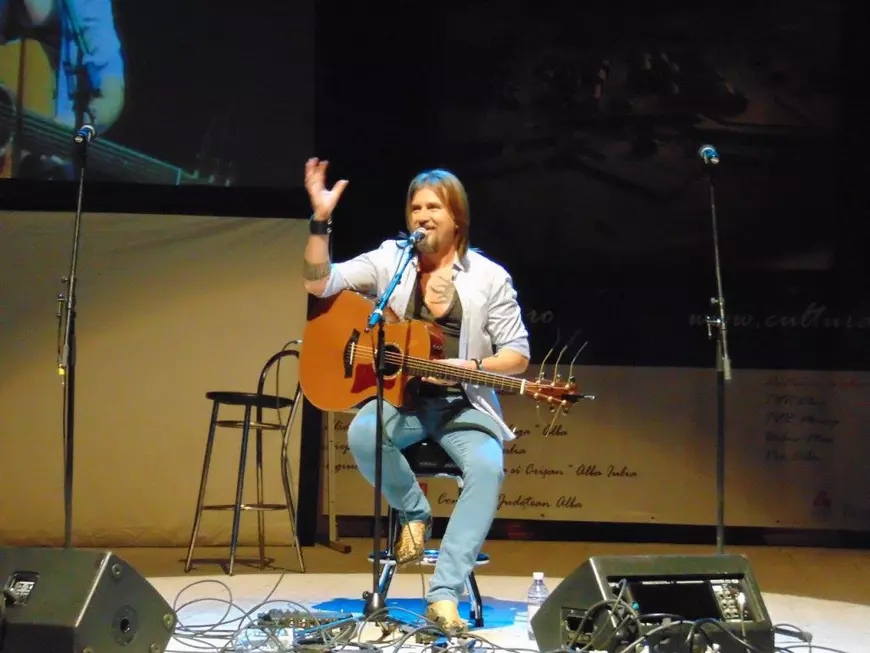 EXCLUSIV/ Folkistul Adrian Sărmășan a fost operat la ambii ochi. Probleme mari cu vederea, la doar 55 de ani