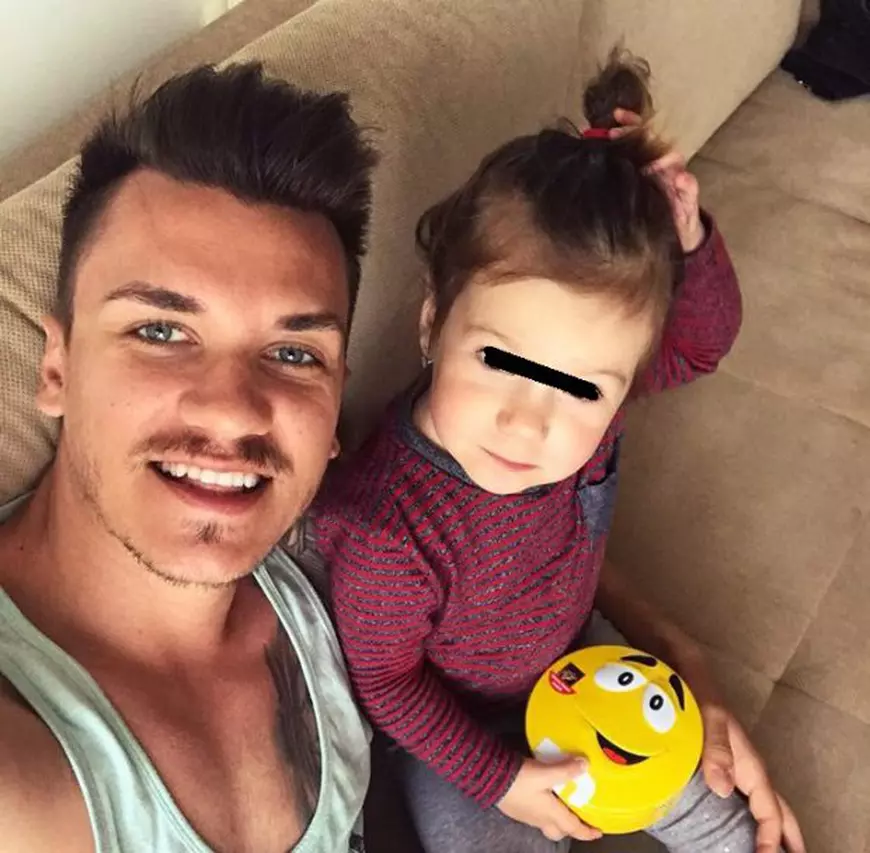 Fetita Andreei Tonciu, alături de tatăl ei