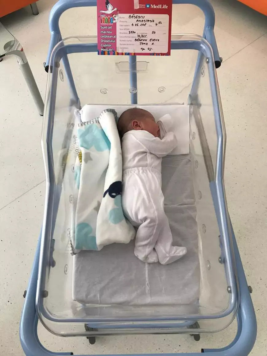 Prima imagine cu cel de-al treilea copil al Elenei Băsescu. Ce nume a primit fetița