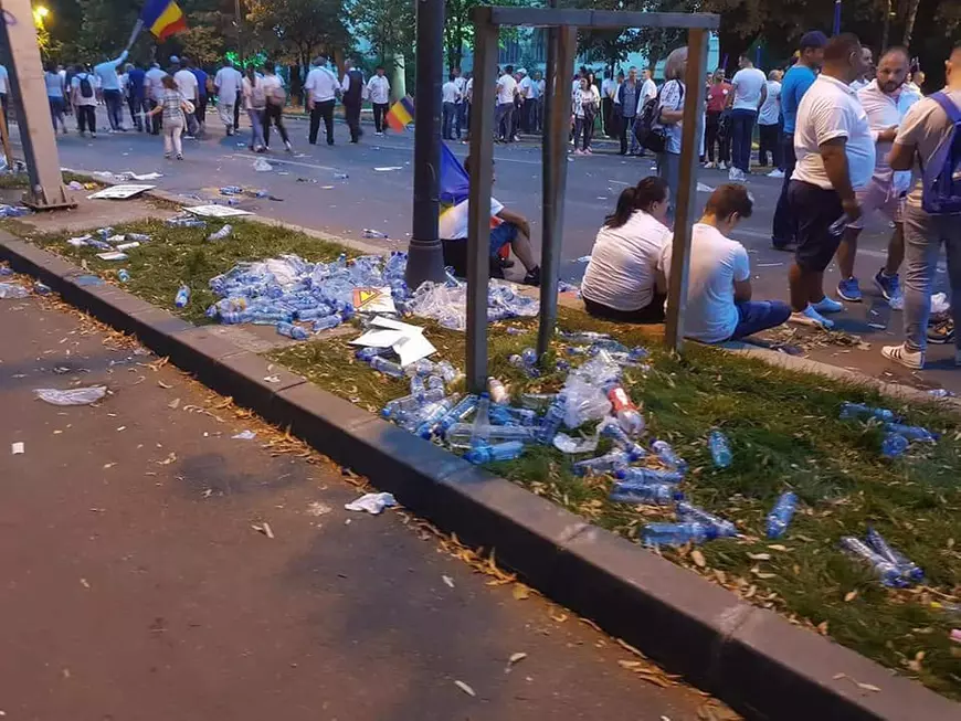 Actrița Natalie Ester, în lacrimi după mitingul PSD. A plâns și a adunat gunoaie | VIDEO