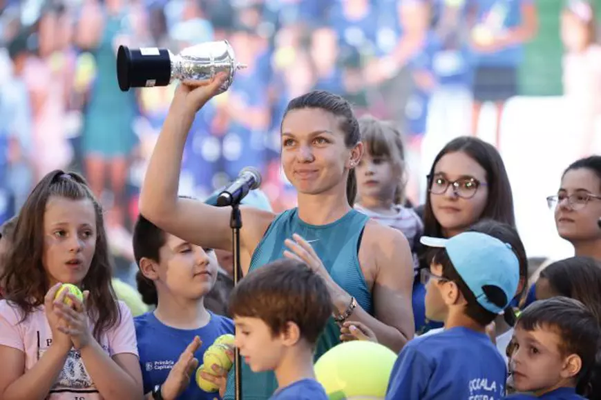 VIDEO. Simona Halep a prezentat trofeul de la Roland Garros, la Arena Națională. ”Simo”, emoționată. Aplauze, spectacol de gală, dar și fluierături / FOTO