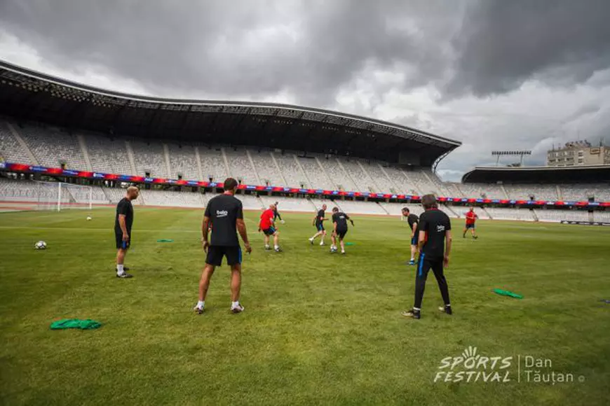 Generația de Aur s-a delimitat de FRF. Spectacol la antrenamentul Barcelonei. Chivu a pus mâna pe rachetă, Ilie Năstase cu paharul în mână / GALERIE FOTO