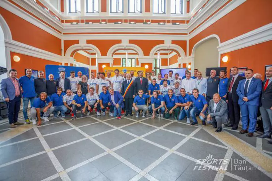 Generația de Aur s-a delimitat de FRF. Spectacol la antrenamentul Barcelonei. Chivu a pus mâna pe rachetă, Ilie Năstase cu paharul în mână / GALERIE FOTO