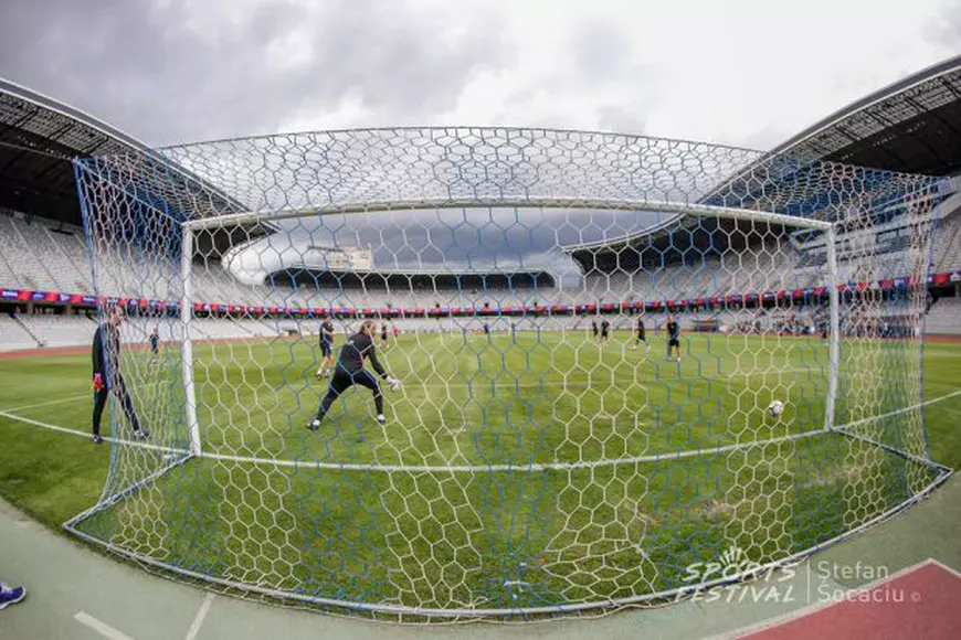 Generația de Aur s-a delimitat de FRF. Spectacol la antrenamentul Barcelonei. Chivu a pus mâna pe rachetă, Ilie Năstase cu paharul în mână / GALERIE FOTO