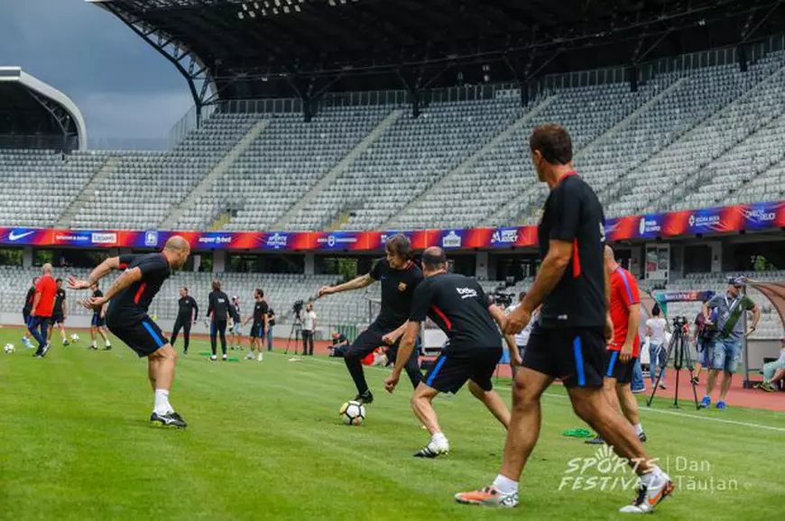 Generația de Aur s-a delimitat de FRF. Spectacol la antrenamentul Barcelonei. Chivu a pus mâna pe rachetă, Ilie Năstase cu paharul în mână / GALERIE FOTO
