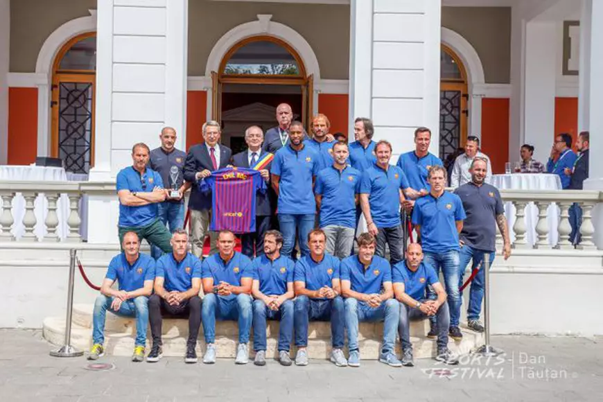 Generația de Aur s-a delimitat de FRF. Spectacol la antrenamentul Barcelonei. Chivu a pus mâna pe rachetă, Ilie Năstase cu paharul în mână / GALERIE FOTO