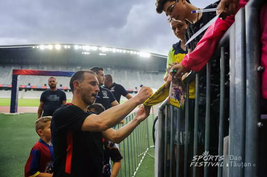 Generația de Aur s-a delimitat de FRF. Spectacol la antrenamentul Barcelonei. Chivu a pus mâna pe rachetă, Ilie Năstase cu paharul în mână / GALERIE FOTO