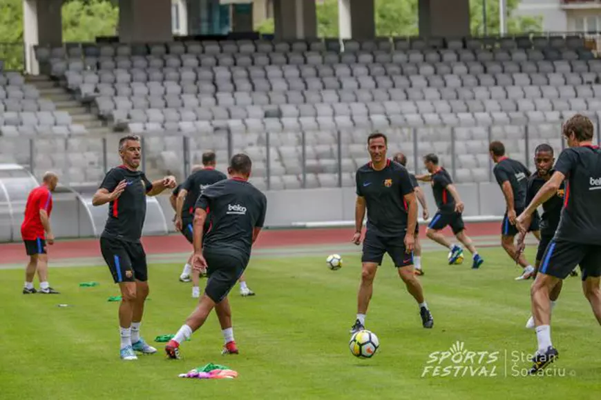 Generația de Aur s-a delimitat de FRF. Spectacol la antrenamentul Barcelonei. Chivu a pus mâna pe rachetă, Ilie Năstase cu paharul în mână / GALERIE FOTO
