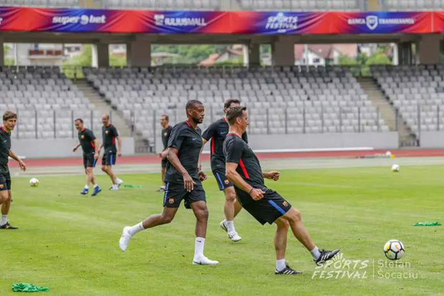 Generația de Aur s-a delimitat de FRF. Spectacol la antrenamentul Barcelonei. Chivu a pus mâna pe rachetă, Ilie Năstase cu paharul în mână / GALERIE FOTO