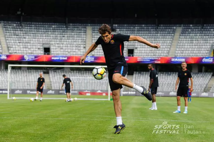 Generația de Aur s-a delimitat de FRF. Spectacol la antrenamentul Barcelonei. Chivu a pus mâna pe rachetă, Ilie Năstase cu paharul în mână / GALERIE FOTO