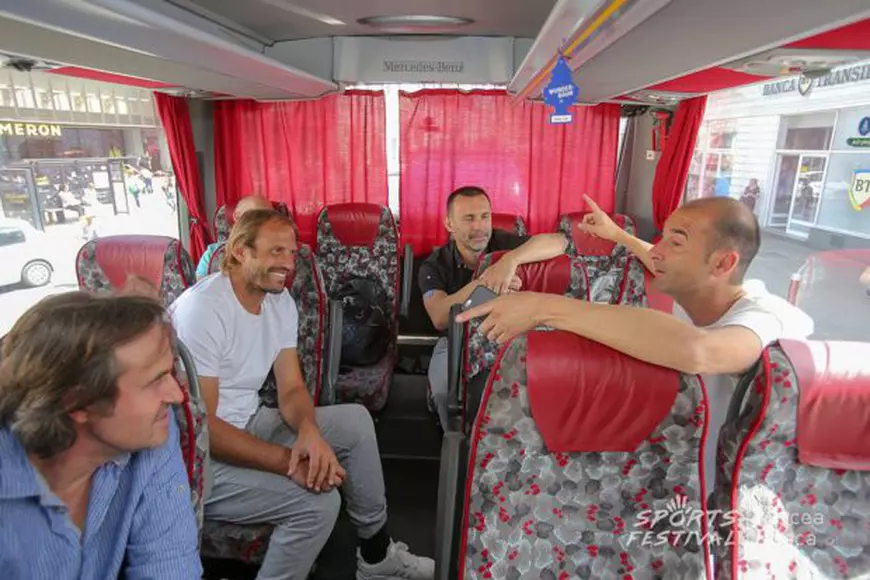 Generația de Aur s-a delimitat de FRF. Spectacol la antrenamentul Barcelonei. Chivu a pus mâna pe rachetă, Ilie Năstase cu paharul în mână / GALERIE FOTO