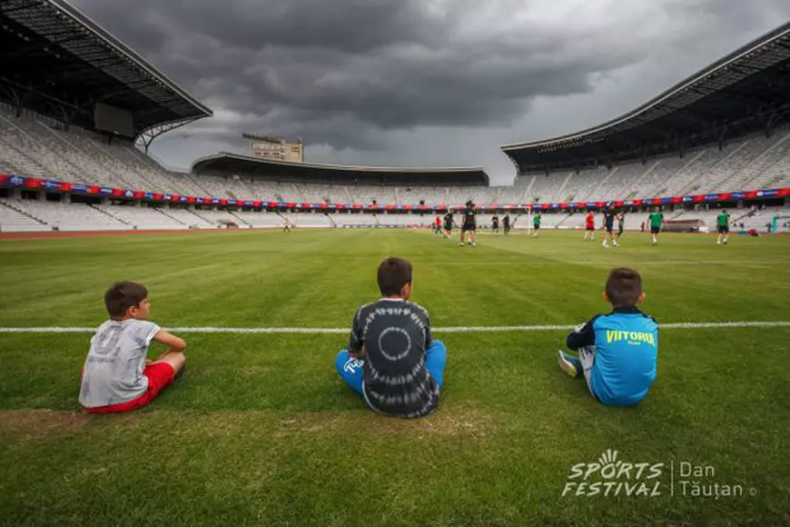 Generația de Aur s-a delimitat de FRF. Spectacol la antrenamentul Barcelonei. Chivu a pus mâna pe rachetă, Ilie Năstase cu paharul în mână / GALERIE FOTO