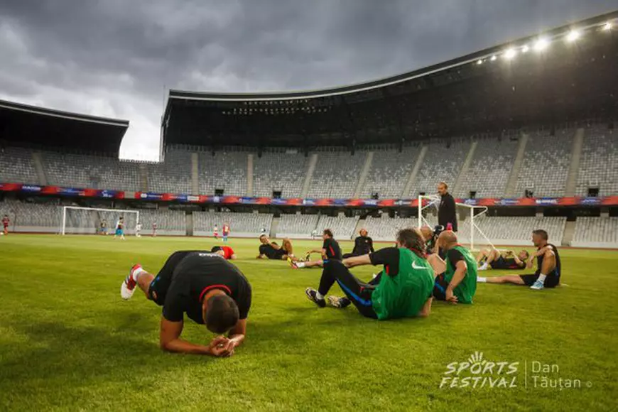 Generația de Aur s-a delimitat de FRF. Spectacol la antrenamentul Barcelonei. Chivu a pus mâna pe rachetă, Ilie Năstase cu paharul în mână / GALERIE FOTO