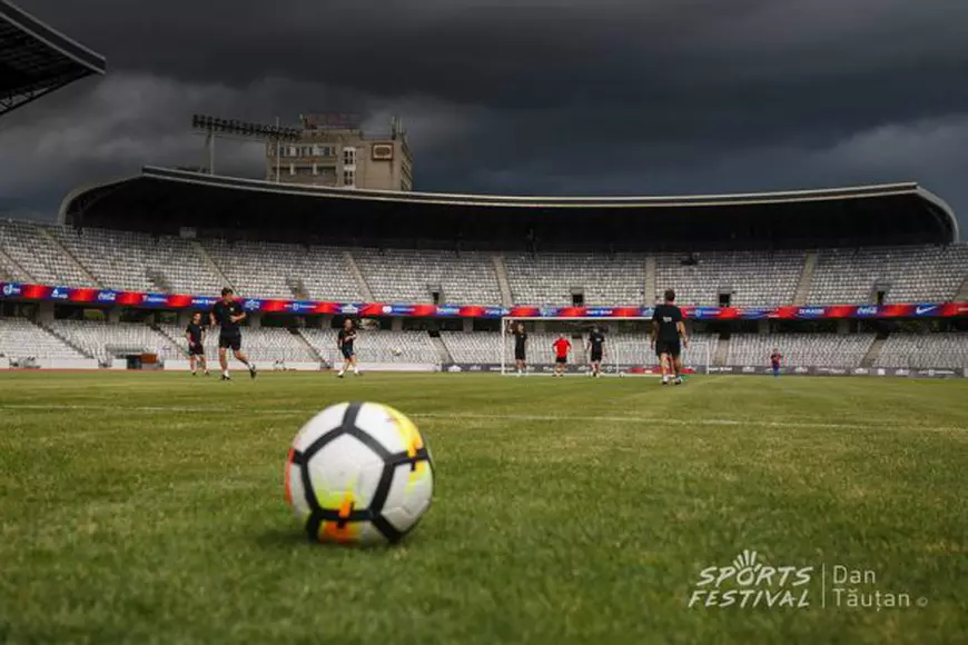 Generația de Aur s-a delimitat de FRF. Spectacol la antrenamentul Barcelonei. Chivu a pus mâna pe rachetă, Ilie Năstase cu paharul în mână / GALERIE FOTO