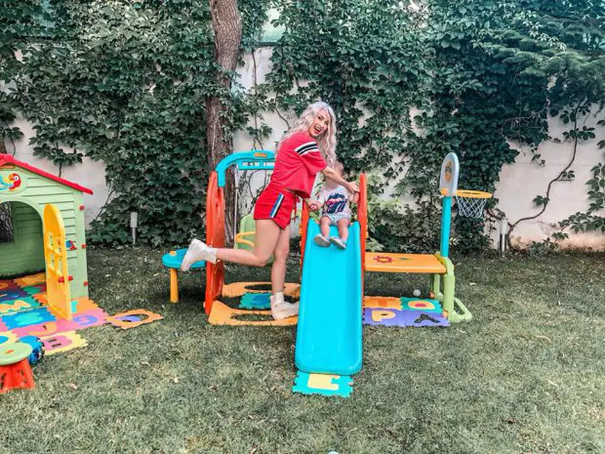 Andreea Bălan, surprinsă alături de fetița ei. Cum se distrează cele două în curtea casei