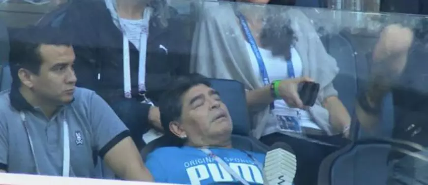 Nebunia lui Maradona, la Campionatul Mondial de fotbal Rusia 2018. ”Butoiașul” a urlat, a dormit, s-a trezit și a făcut semne obscene la meciul Argentina - Nigeria / FOTO&VIDEO