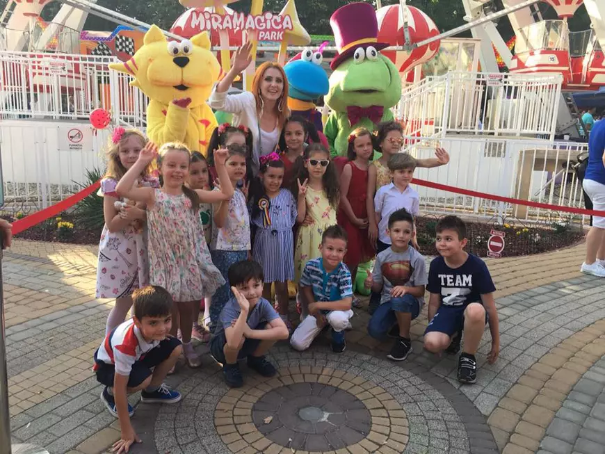 Fiicele Alinei Sorescu nu sunt geloase pe copiii de la școala de muzică