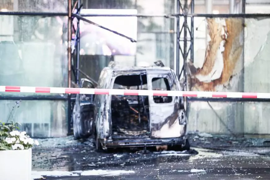 FOTO | O furgonetă s-a izbit de clădirea unui ziar din Olanda, apoi a luat foc