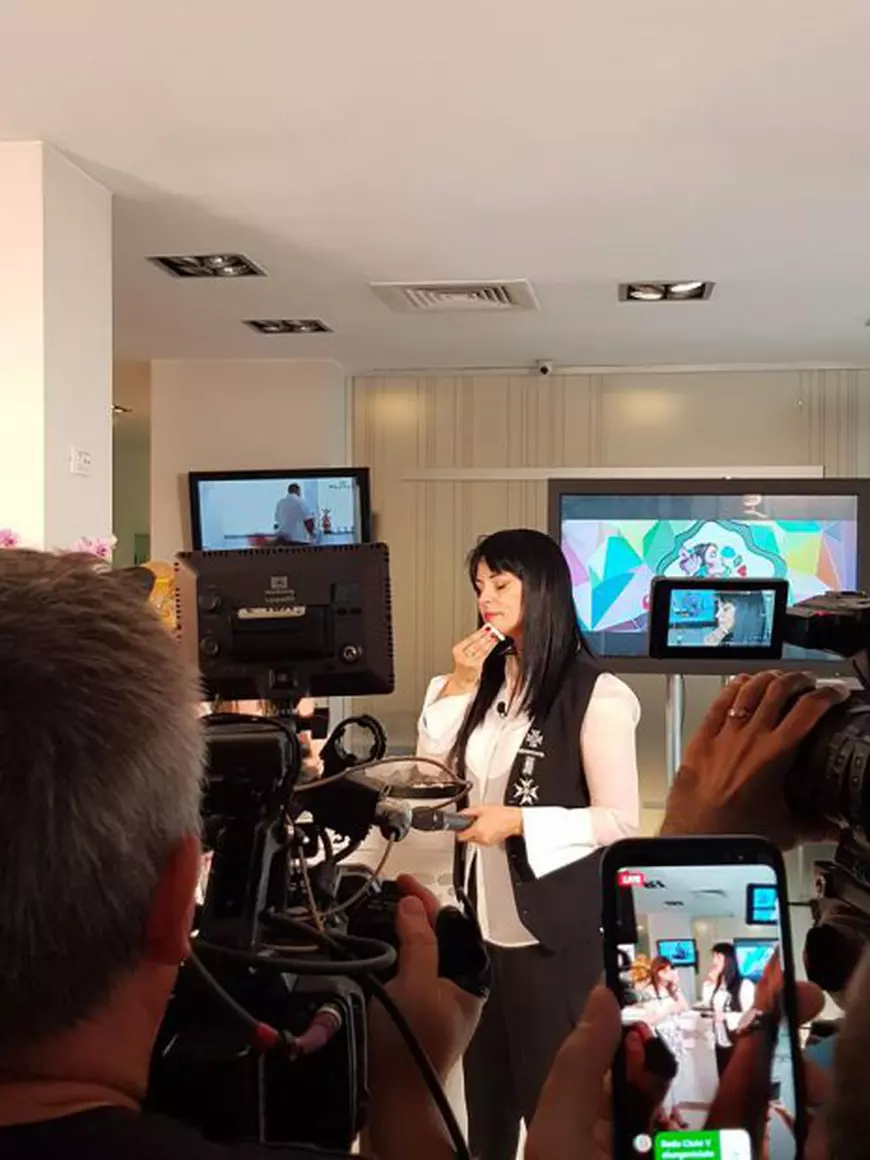 Foto EXCLUSIV/ Andreea Marin, în lacrimi! Și-a scos peruca, s-a demachiat și a început să plângă în public. ”Jos masca!”