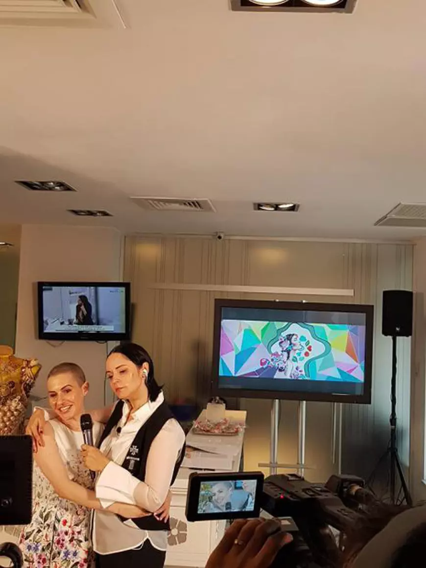 Foto EXCLUSIV/ Andreea Marin, în lacrimi! Și-a scos peruca, s-a demachiat și a început să plângă în public. ”Jos masca!”